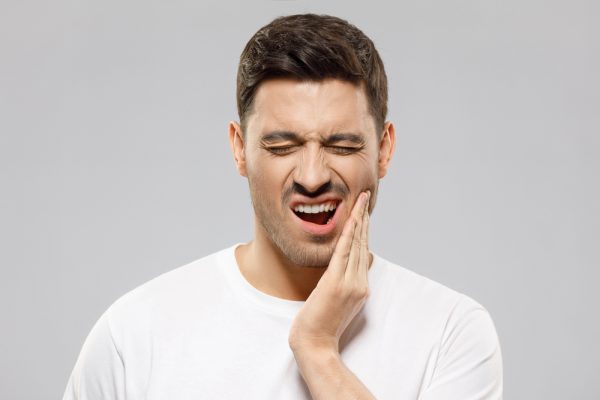 Jak przeciwdziałać silnemu bólowi zęba?